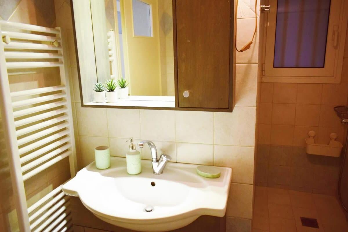 Stylish Apt In The Historic Heart Of The City Афины Экстерьер фото